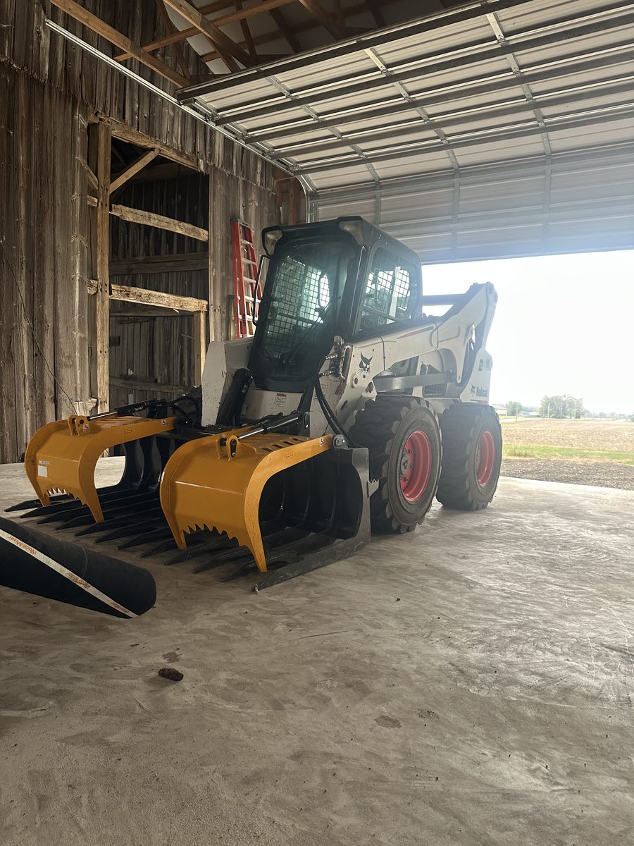 2016 Bobcat S850 large-frame skid steer with grapple attachment — Vail Wood Products, Butler, Indiana